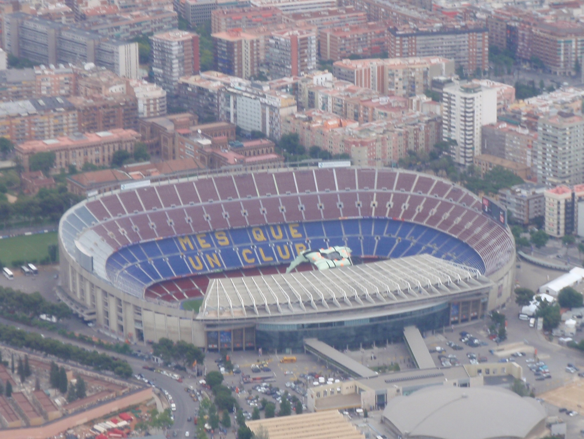 Spotify Camp Nou nhìn từ trên cao trong đêm lễ ăn mừng vô địch La Liga của Barcelona